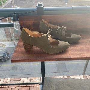 Naturalizer low heel shoes (super comfy)